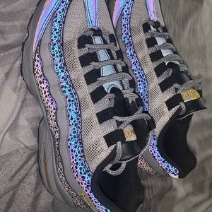AirMax 95s wolfgray reflecting